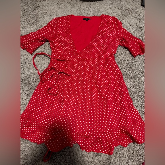 Medium size Short Dresses for women Guess, Fashion Nova and le chateau brand - Picture 5 of 13